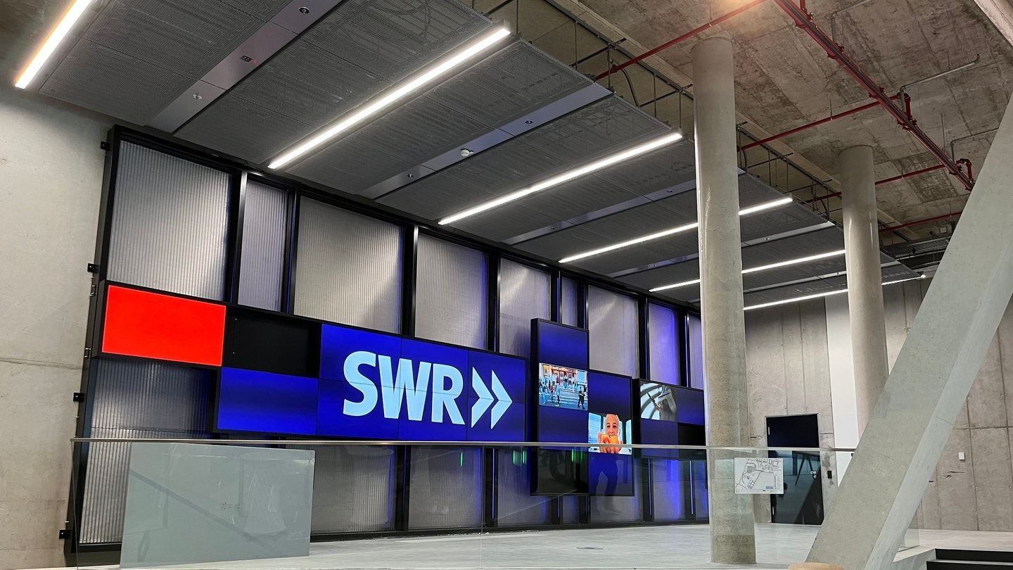 Displaywand mit integrierter Lichttechnik im Foyer eines Medienzentrums